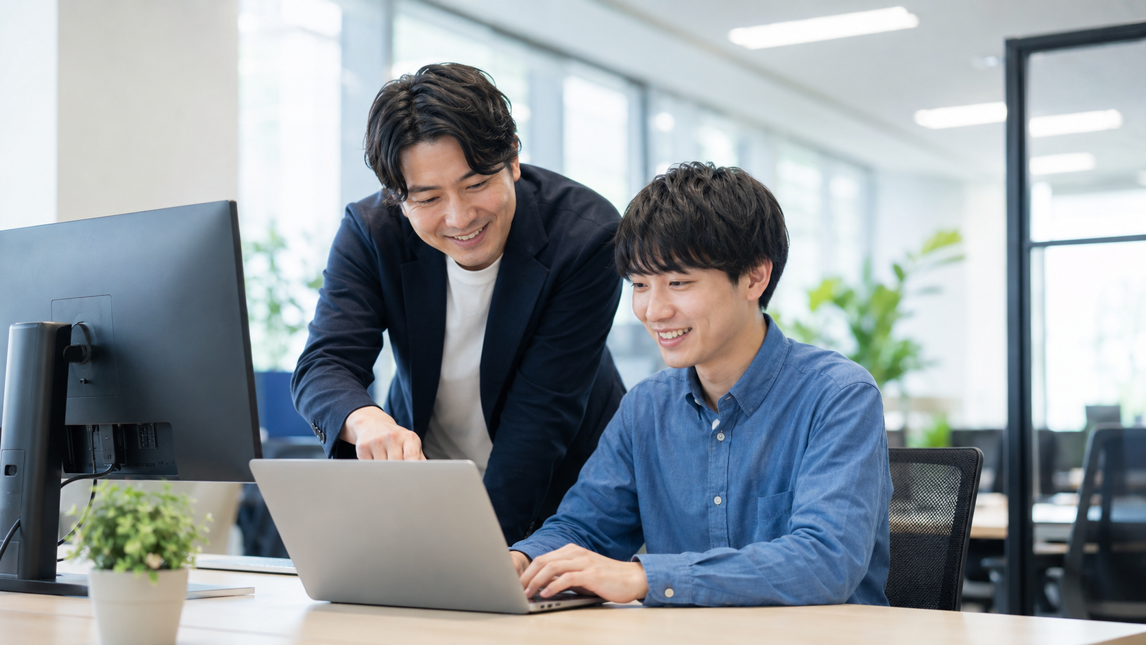 先輩エンジニアが後輩をサポートするイメージ