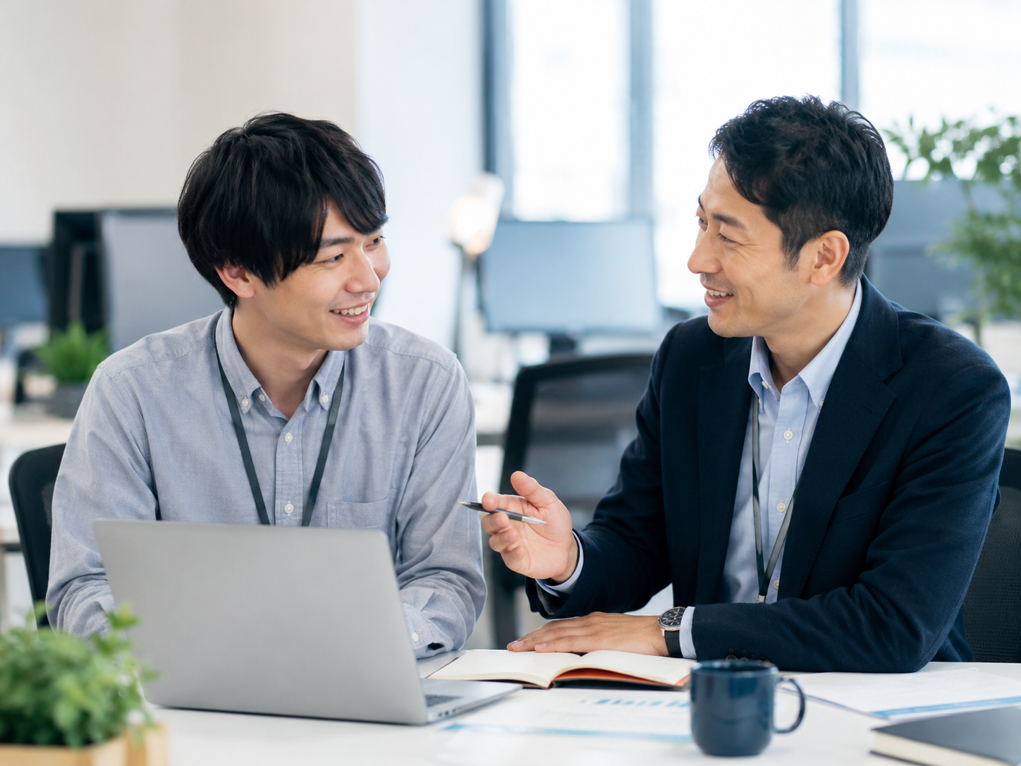 継続的なフォローについて相談する社員