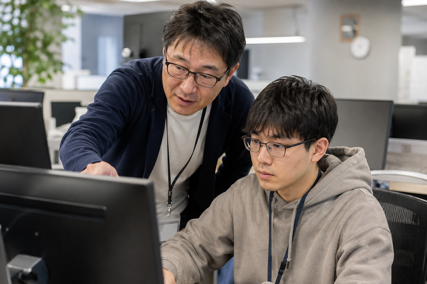 先輩社員からキャリアや業務の支援を受けるエンジニア